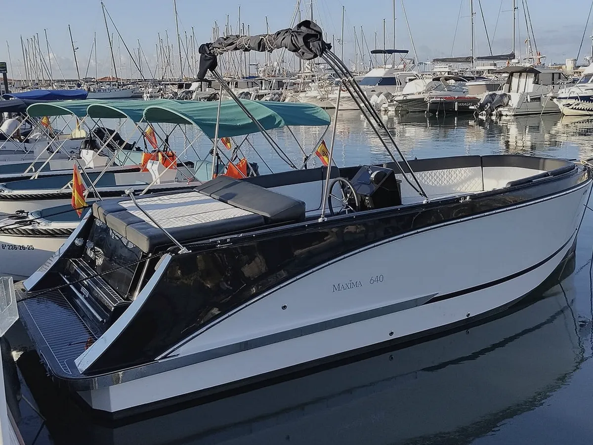 Familia disfrutando de un alquiler de barco en Andratx
